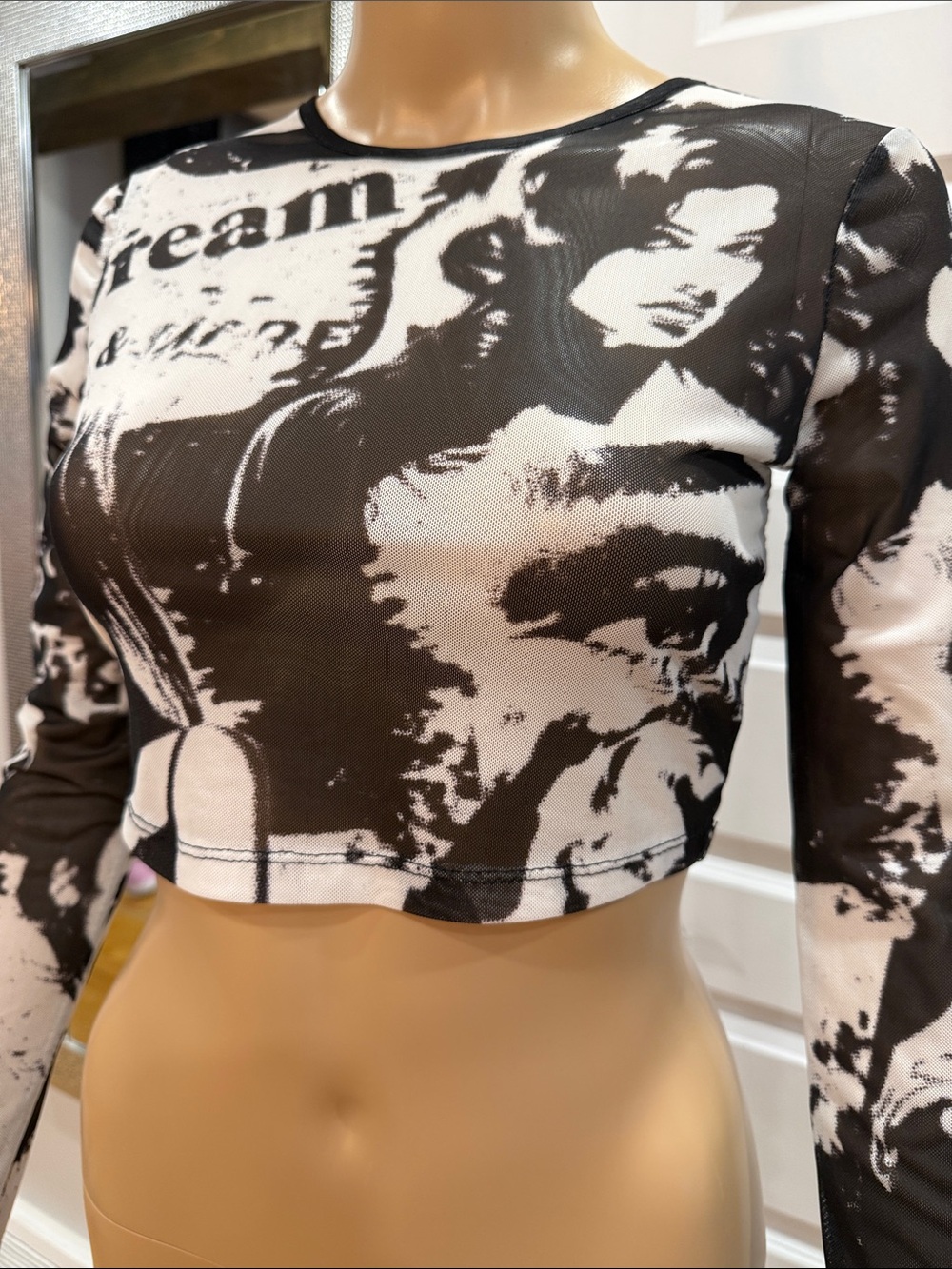 Black & White Graphic mesh Long-Sleeve Crop Top